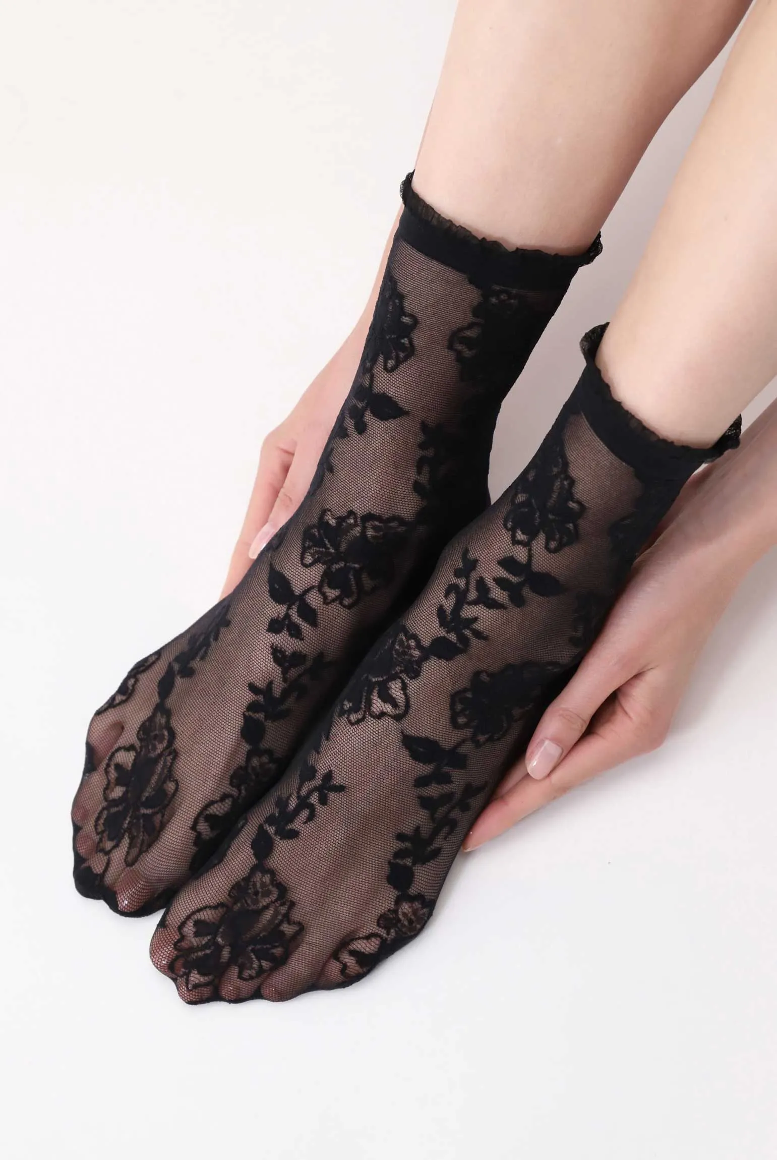 Oroblu Lace Trim Flower Patterned Sheer Crew Socks
